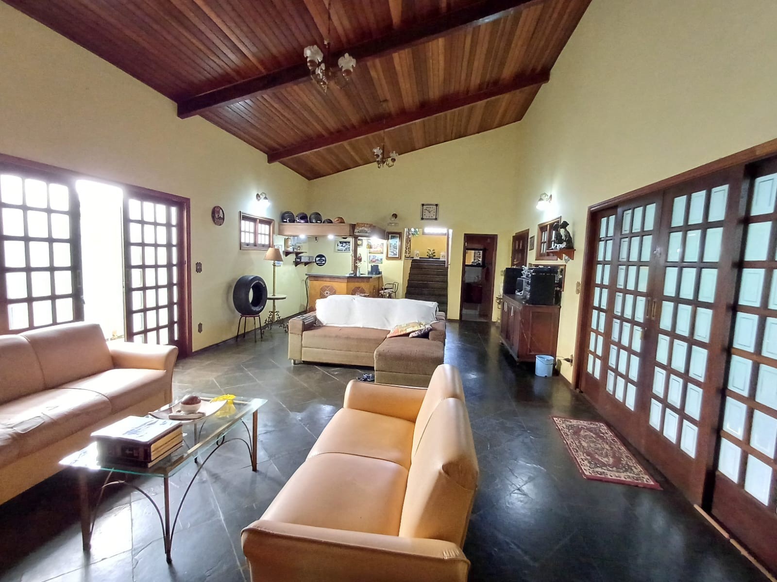 Casa com 5 quartos e garagem para 6 carros no Jardim Alvorada em Jaú/SP