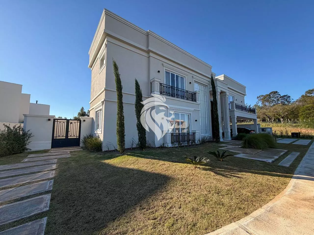 Sobrado neoclássico com 5 suítes e piscina com borda infinita no Villa dos Pinheiros em Indaiatuba/SP